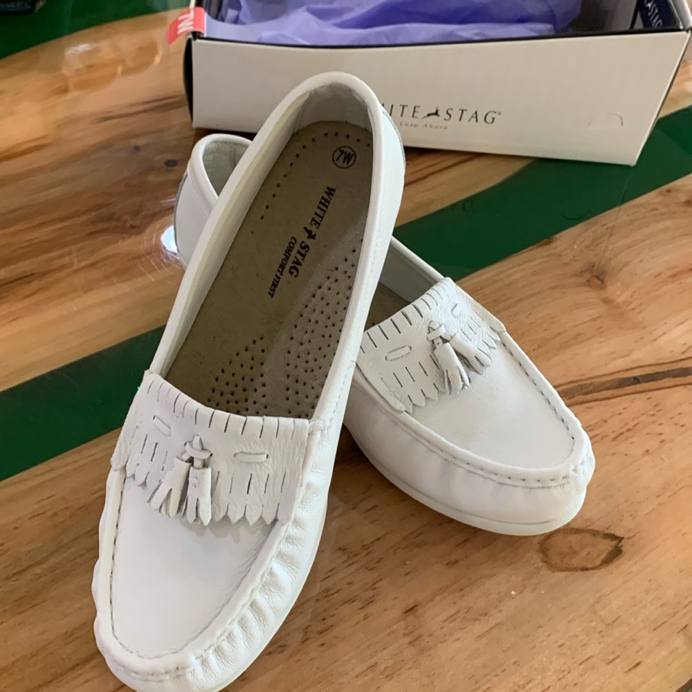 NWOT White Stag Women's White leather Moccasins with Tassels. Size 7W